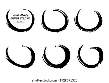 Pincel vectorial. Juego de pinzas de tinta negra. Coloca tu texto. Tinta de pincel de vectores. Líneas texturadas modernas. Pintura a mano alzada. Vector con problemas. Material gráfico geométrico. Rayas de pincel negro.