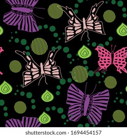 Patrón de mariposas vectoriales. con hojas verdes, puntos, puntos de polka. Fondo negro abstracto sin fisuras.