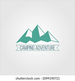 Vektorcamping-Logo. Camping in den Bergen und in der Natur des Waldes
