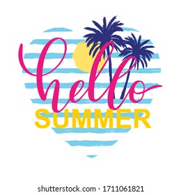 Tarjeta vectorial Hola verano con palmera, sol sobre tiras azules en fondo de marco cardíaco. Banner de temporada de verano y letras tipográficas con elementos decorativos gráficos de dibujo a mano.   