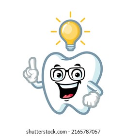 la caricatura vectorial, el personaje y la mascota de los dientes tienen una idea.