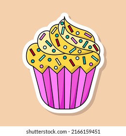 Aufkleber für Vektor-Cartoon-Cupcake. Einziger süßer Nachtisch mit gelber Creme und bunten Schokoladenchips