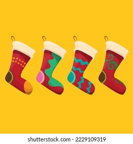 dibujos animados vectoriales calcetines de navidad lindos con adorno de color aislados en el fondo naranja. Feliz Navidad vectorial tarjeta de saludo, fondo, cartel y afiche con medias y medias