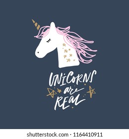 Vector caricatura tierno de mano dibujado unicornio. Ilustración del vivero Pastel con texto. Puede utilizarse para pegatinas, pósters, postales, insignias, diseños, tarjetas de felicitación, parches, paredes artísticas, estuche de teléfono, pantalones t