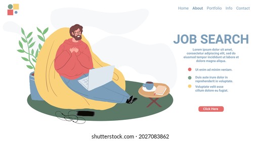 Caricatura vectorial personajes llanos felices trabajan en línea en el interior del apartamento. Hombre joven buscando trabajo en el diseño de la página de aterrizaje de una laptop, concepto de trabajo independiente en línea
