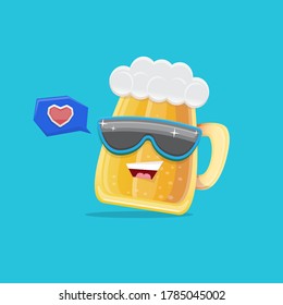 caricatura vectorial personaje funky de cristal de cerveza con gafas de sol aisladas en fondo azul. Etiqueta de cerveza divertida vectora o plantilla de diseño de afiches. Cartel de historieta del Día Internacional de la cerveza o cartel de saludo