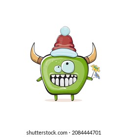 Caricatura vectorial monstruo verde funky con sombrero rojo de Santa Claus aislado de fondo blanco. Niños Feliz tarjeta de felicitación navideña con el extraño elfo monstruo de Santa Claus.