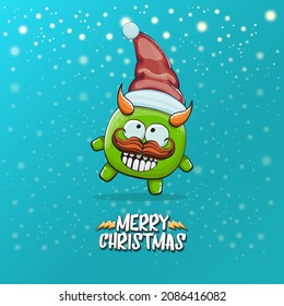 Caricatura vectorial monstruo verde funky con sombrero rojo de Santa Claus aislado en un fondo turquesa con copos de nieve. Niños Feliz tarjeta de felicitación navideña con el extraño elfo monstruo de Santa Claus.