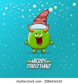 Caricatura vectorial monstruo verde funky con sombrero rojo de Santa Claus aislado en un fondo turquesa con copos de nieve. Niños Feliz tarjeta de felicitación navideña con el extraño elfo monstruo de Santa Claus.