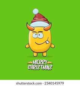 Caricatura vectorial monstruo anaranjado funky con sombrero rojo de Santa Claus aislado en el fondo verde de la navidad. Niños Feliz tarjeta de felicitación navideña con el gracioso monstruo elfo de Santa Claus.