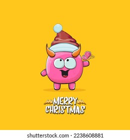 Caricatura vectorial monstruo rosa funky con sombrero rojo de Santa Claus aislado en un fondo naranja con copos de nieve. Niños Feliz tarjeta de felicitación navideña con el gracioso monstruo elfo de Santa Claus.