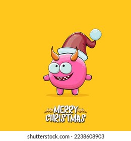 Caricatura vectorial monstruo rosa funky con sombrero rojo de Santa Claus aislado en un fondo naranja con copos de nieve. Niños Feliz tarjeta de felicitación navideña con el gracioso monstruo elfo de Santa Claus.