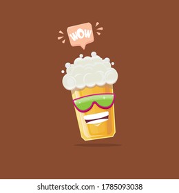 caricatura vectorial funky sonriente personaje de cristal de cerveza con gafas de sol aisladas en fondo marrón. Etiqueta de cerveza divertida vectora o plantilla de diseño de afiches. Afiche o pancarta de historietas del Día Internacional de la cerveza