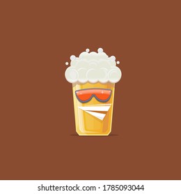 caricatura vectorial funky sonriente personaje de cristal de cerveza con gafas de sol aisladas en fondo marrón. Etiqueta de cerveza divertida vectora o plantilla de diseño de afiches. Afiche o pancarta de historietas del Día Internacional de la cerveza