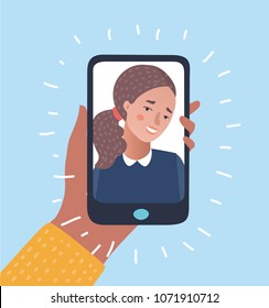 Ilustração de desenhos animados Vector de jovem linda menina sorridente no smartphone de exibição. Mão humana segurando telefone celular e olhando para a tela. Chat, videochamada, auto-retrato.