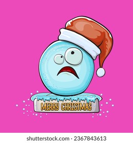 Caricatura vectorial del personaje de bola de nieve con el sombrero de santa roja aislado en un fondo rosado. Niños Feliz tarjeta de felicitación de Navidad con divertida bola de nieve monstruo. Caricatura de Santa María
