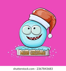 Caricatura vectorial del personaje de bola de nieve con el sombrero de santa roja aislado en un fondo rosado. Niños Feliz tarjeta de felicitación de Navidad con divertida bola de nieve monstruo. Caricatura de Santa María