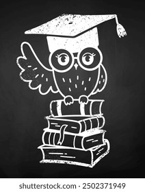 Ilustración dibujada con tiza de Vector de un lindo personaje de búho sentado en libros sobre fondo de pizarra. Educación de regreso a la escuela