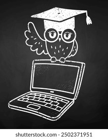 Vektorkreide gezeichnete Illustration von niedlichen Eule Charakter sitzen auf Laptop auf Kreidetafel Hintergrund. Bildung zurück zur Schule Symbol