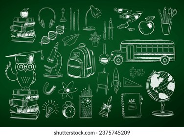 Chaleta de vectores dibujó un conjunto de elementos de educación y ciencia sobre el fondo de pizarra verde.