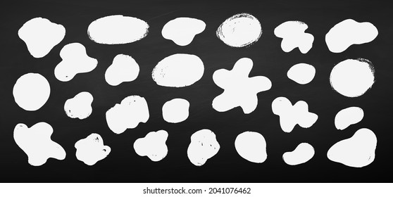 Tiza vectorial dibujada de formas grunge líquidas aisladas en el fondo de la pizarra.