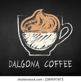 Dessin vectoriel dessiné à la craie de la tasse de café Dalgona sur fond noir.