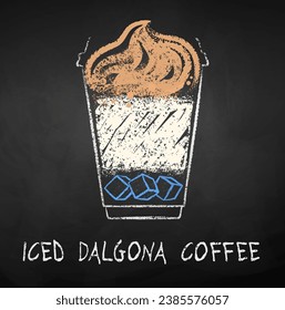 Vektorkreide gezeichnet Skizze von Iced Dalgona-Kaffee in Einnahme-Tasse auf Kalkboard-Hintergrund.