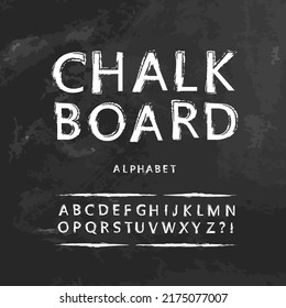 Alfabeto tipo chalé vectorial con letras aisladas en la pizarra texturada. Diseño de grunge ABC en la pizarra escolar. Tipo de letra de las pasarelas manuales. 