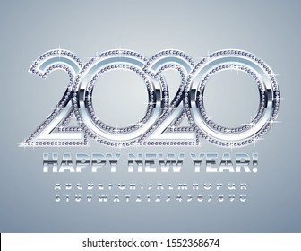 Vektorschicke Grußkarte Frohes Neujahr 2020! Einzigartiger Silver Font mit Diamanten. Luxus Alphabet Buchstaben und Zahlen.