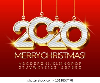Tarjeta de saludo vectorial chic Feliz Navidad 2020 con juguetes decorativos. Fuente de patrón oro y blanco. Elegantes letras y números de alfabeto en mayúsculas