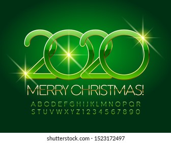 Vektorschicke Grußkarte Frohe Weihnachten 2020. Elite-Uppercase-Schriftart. Alphabet-Alphabet-Buchstaben und -Zahlen von Grün und Gold