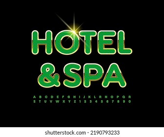 Signo vectorial chic Hotel and Spa. Fuente de lujo verde y dorada. Conjunto de letras y números de alfabeto elegante
