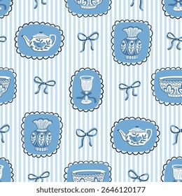 Vetor Chinoiserie cerâmica padrão sem costura. Bule de chá vintage, vasos e arcos no fundo listrado azul. Elegante coleção de louça desenhada à mão. Chinoiserie cerâmica coquette impressão sem costura.