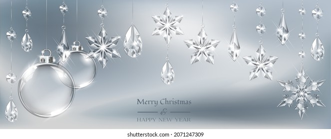 Vector de fondo navideño con bolas de vidrio transparentes realistas, copos de nieve y decoración. Esfera de vidrio y cristales translúcidos brillantes