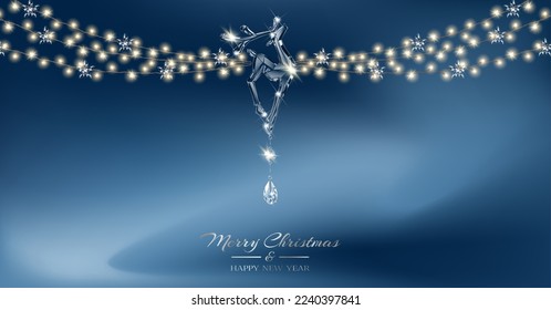 Weihnachtsdekoration. Transparente helle Garnelen und Glasrescher auf abstraktem Hintergrund	