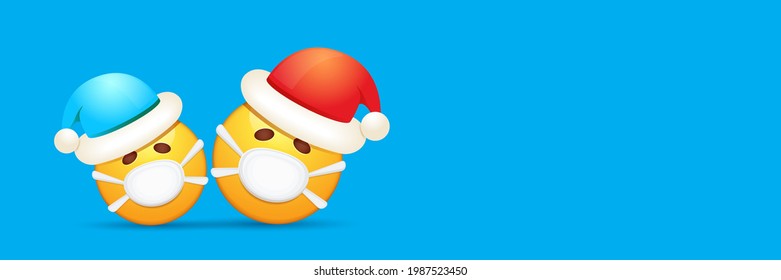 Banner horizontal de navidad vectorial con pegatina emoticono funky con máscara de protección médica de boca y sombrero rojo santa claus aislado en fondo azul. Sonrisa del doctor santa amarillo cara juego de caracteres