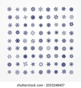 Weihnachtsgeschenk aus hellblauen Schneeflocken und Sternen.