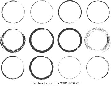Los círculos vectores con un pincel sobre un fondo blanco. Círculos dibujados con un pincel negro sobre un fondo blanco. Ilustración de varios círculos en el estilo grunge en negro. Abstracción de anillos sucios.