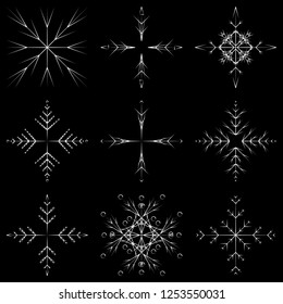 Colección vectorial de copos artísticos de nieve abstracta de cristal aislados en el fondo como grupo de decoración o colección de diciembre de invierno. Hielo o escarcha hermosa silueta de ornamento estrella o arte de temporada