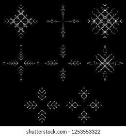 Colección vectorial de copos artísticos de nieve abstracta de cristal aislados en el fondo como grupo de decoración o colección de diciembre de invierno. Hielo o escarcha hermosa silueta de ornamento estrella o arte de temporada