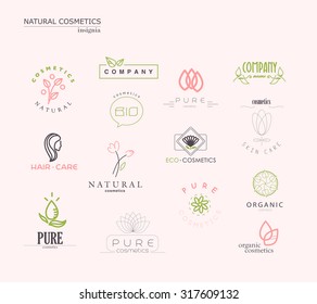 Coleção vetorial de modelos de identidade de logotipo cosméticos. Etiqueta natural e ecológica do produto. Cosméticos orgânicos e insígnias de cuidados de saúde. Salão de spa e design do logotipo do centro de saúde, símbolo da flor.