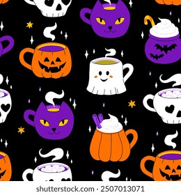 Vector colección de tazas lindas de Halloween. Cacao caliente con malvavisco, café y tazas de té con caras lindas, fantasma, calabaza, gato negro de bruja y cráneo. Patrón sin fisuras de dibujos animados planos.