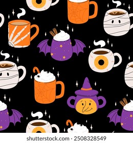 Vector colección de tazas lindas de Halloween. Cacao caliente, café y tazas de té con caras lindas, sombrero de bruja, alas de murciélago negro con estrellas y momia, bola de ojo. Patrón inconsútil plano de la historieta