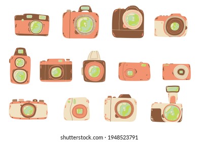 Colección vectorial de cámaras fotográficas dibujadas a mano en dibujos animados de diseño plano. Aislado sobre fondo blanco. Conjunto de varias cámaras coloridas al estilo doodle.
