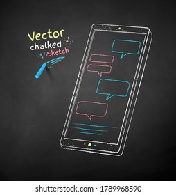 Vektorfarbenkreide gezeichnete Illustration von Smartphone mit Sprachblase auf schwarzem Chalkboard-Hintergrund.