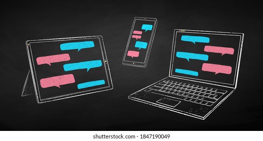 Conjunto de ilustraciones con tiza de color vectorial dibujado de dispositivos informáticos con charlas de burbuja en el fondo negro de la pizarra.