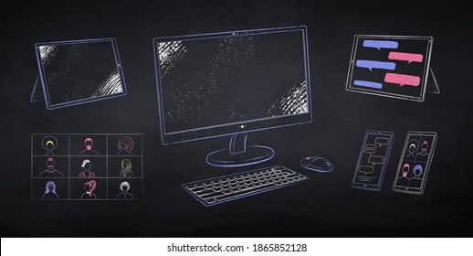 Vektorfarbenkreide gezeichnet Illustrationssatz von Computergeräten mit Live-Konferenz auf schwarzem Chalkboard-Hintergrund.