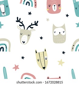 Vektorillustration Farbe handgezeichnet nahtlos wiederholende kindliche süße Muster mit süßen Tieren, Regenbogen und Stern im skandinavischen Stil auf weißem Hintergrund. Kindermuster mit tierischen Gesichtern. Rutsche Kleintiere.
