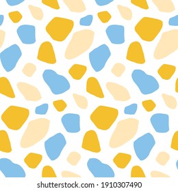 Vektorfarbige abstrakte Formen nahtloses Muster. Blau, Gelb und beige Terrazzo auf weißem Hintergrund. Mosaikverzierungen.