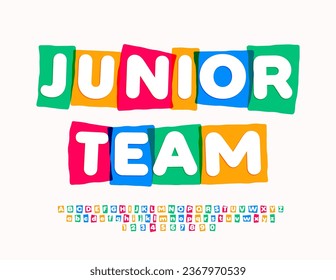 Equipo Junior de Emblem de colores vectores. Fuente artística brillante. Divertido conjunto de letras y números de alfabeto